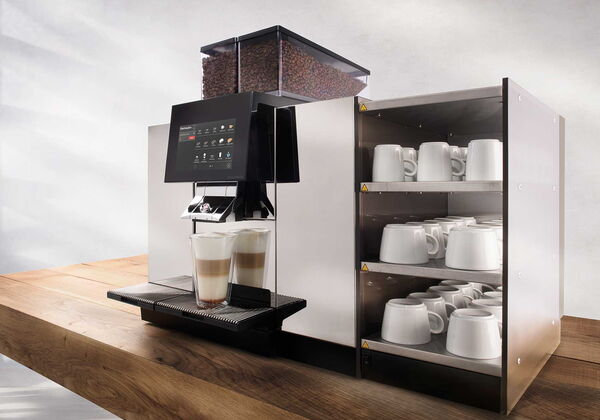 Thermoplan Black & White 4c Kaffeevollautomat auf einer Holztheke